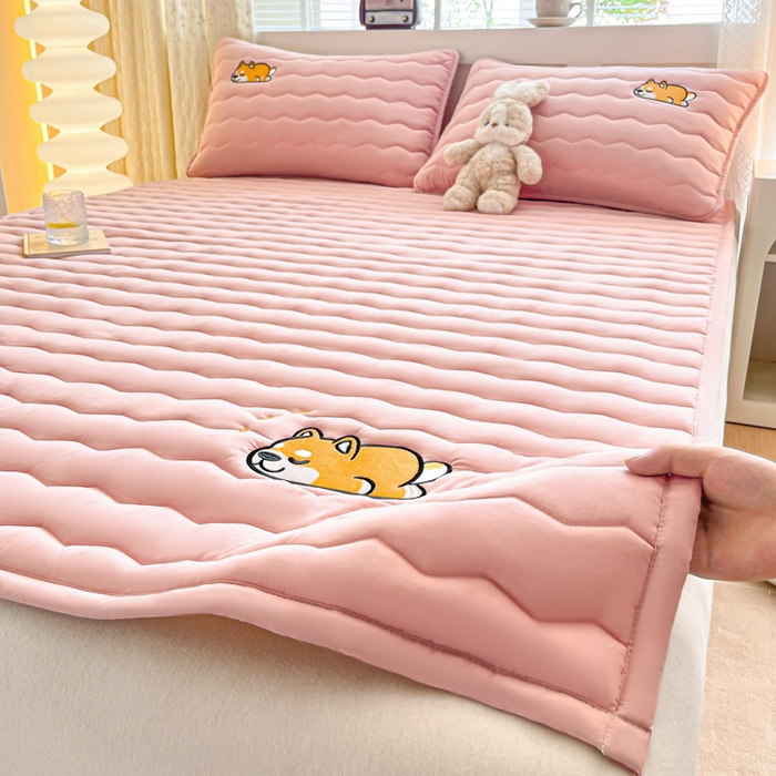 91家纺网 家纺一手货源 找家纺 恋绒家纺 2025新款刺绣款床褥床护垫绣花床垫 柯基KJ-香妃玉