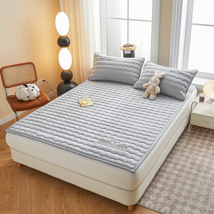 91家纺网 家纺一手货源 找家纺 恋绒家纺 2025新款刺绣款床褥床护垫绣花床垫 mini-奥丁灰