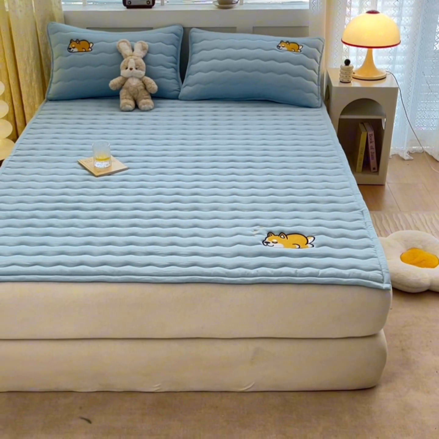 91家纺网 家纺一手货源 找家纺 恋绒家纺 2025新款刺绣款床褥床护垫绣花床垫 柯基KJ-天空蓝