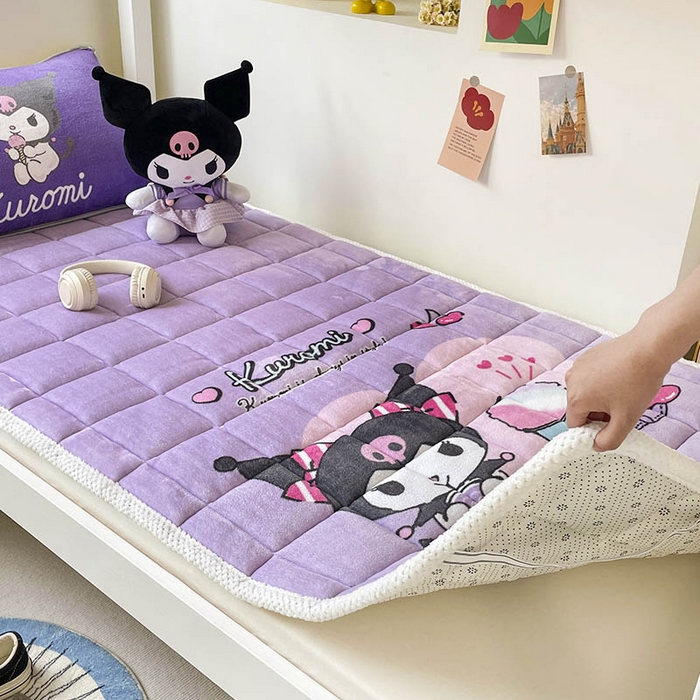 91家纺网 家纺一手货源 找家纺 米帛家纺 2024新款三丽鸥牛奶绒学生软垫 紫色库洛米