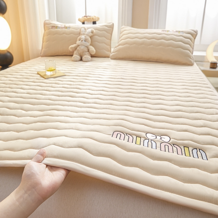 91家纺网 家纺一手货源 找家纺 恋绒家纺 2025新款刺绣款床褥床护垫绣花床垫 mini-奶油杏