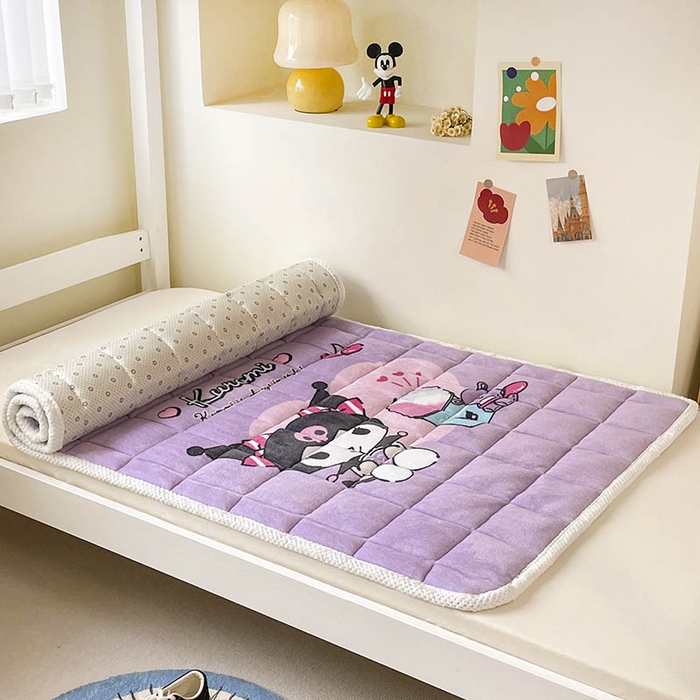 91家纺网 家纺一手货源 找家纺 米帛家纺 2024新款三丽鸥牛奶绒学生软垫 紫色库洛米