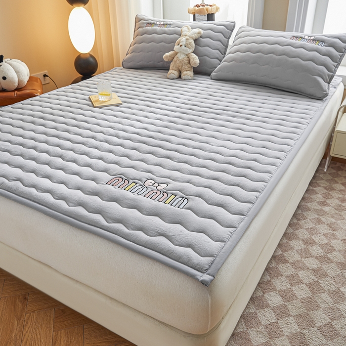 91家纺网 家纺一手货源 找家纺 恋绒家纺 2025新款刺绣款床褥床护垫绣花床垫 mini-奥丁灰