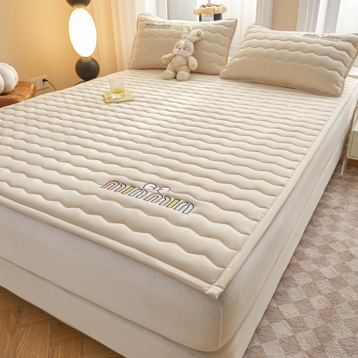 91家纺网 家纺一手货源 找家纺 恋绒家纺 2025新款刺绣款床褥床护垫绣花床垫 mini-奶油杏