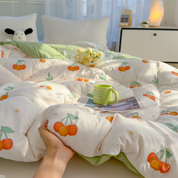 91家纺网 家纺一手货源 找家纺 卡派 2024新款亲肤水洗棉印花春秋被 樱桃