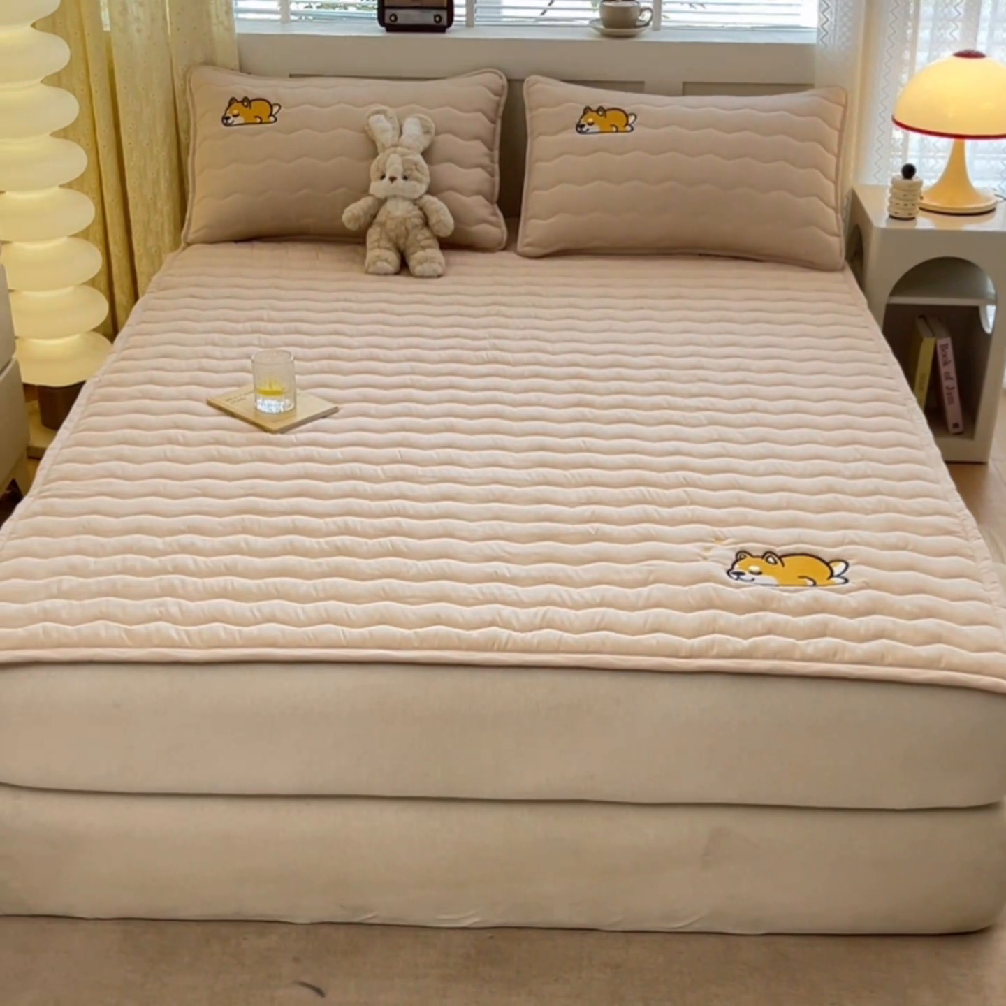 91家纺网 家纺一手货源 找家纺 恋绒家纺 2025新款刺绣款床褥床护垫绣花床垫 柯基KJ-奶油杏