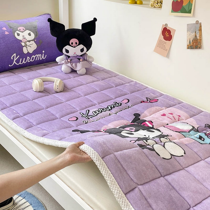 91家纺网 家纺一手货源 找家纺 米帛家纺 2024新款三丽鸥牛奶绒学生软垫 紫色库洛米