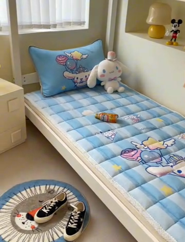 91家纺网 家纺一手货源 找家纺 米帛家纺 2024新款三丽鸥牛奶绒学生软垫 气球玉桂狗