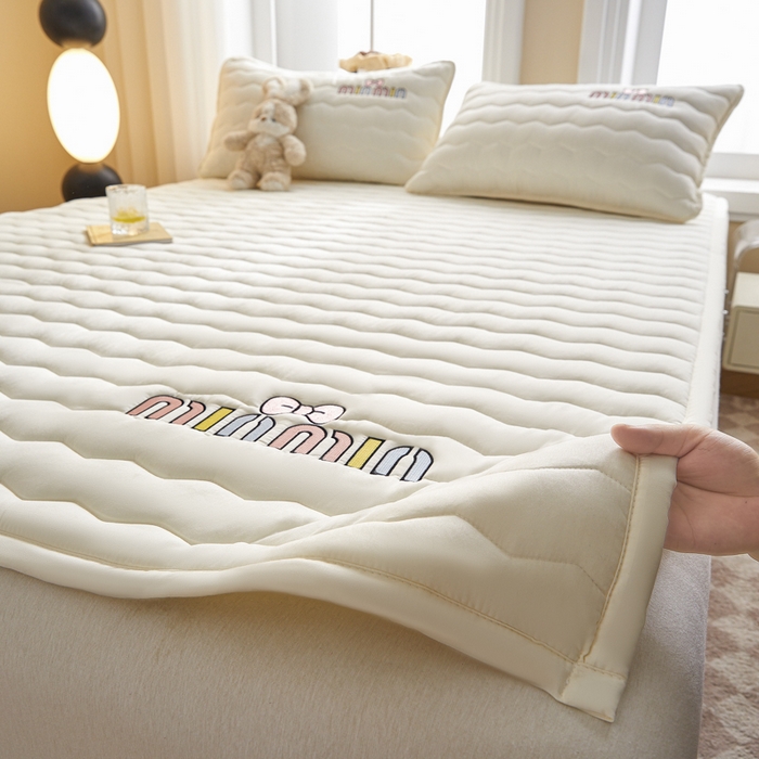 91家纺网 家纺一手货源 找家纺 恋绒家纺 2025新款刺绣款床褥床护垫绣花床垫 mini-象牙白