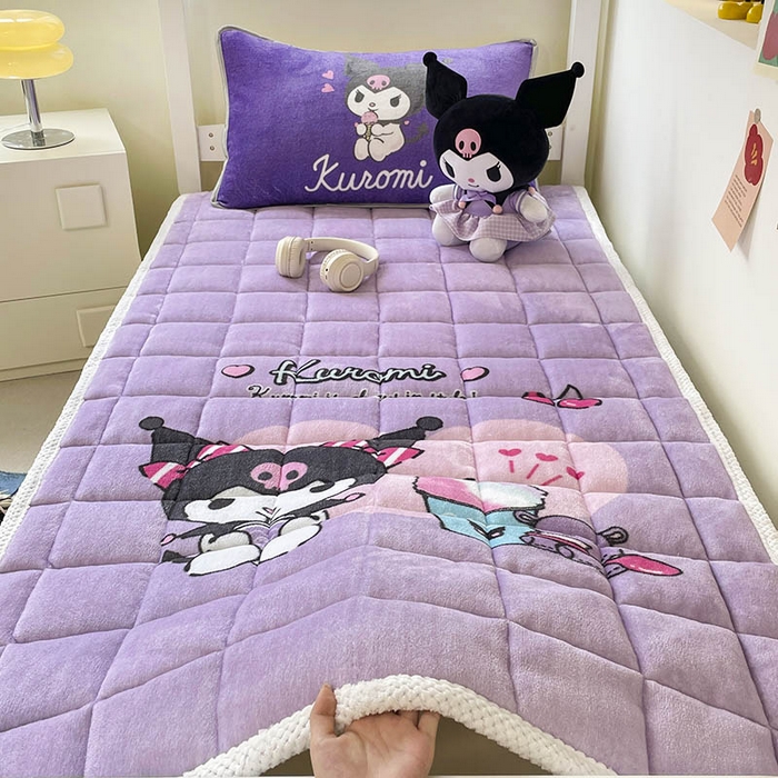 91家纺网 家纺一手货源 找家纺 米帛家纺 2024新款三丽鸥牛奶绒学生软垫 紫色库洛米