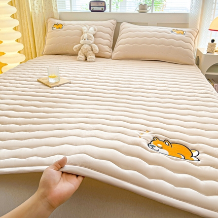 91家纺网 家纺一手货源 找家纺 恋绒家纺 2025新款刺绣款床褥床护垫绣花床垫 柯基KJ-奶油杏