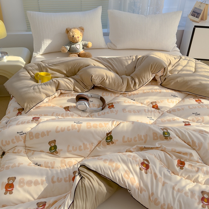 91家纺网 家纺一手货源 找家纺 卡派 2024新款亲肤水洗棉印花春秋被 耍酷熊