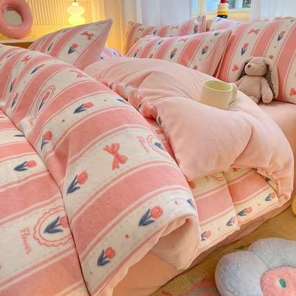 91家纺网 家纺一手货源 找家纺 摩妮卡 2025新款小清新牛奶绒印花四件套床单款床笠单被套场景2 满溪