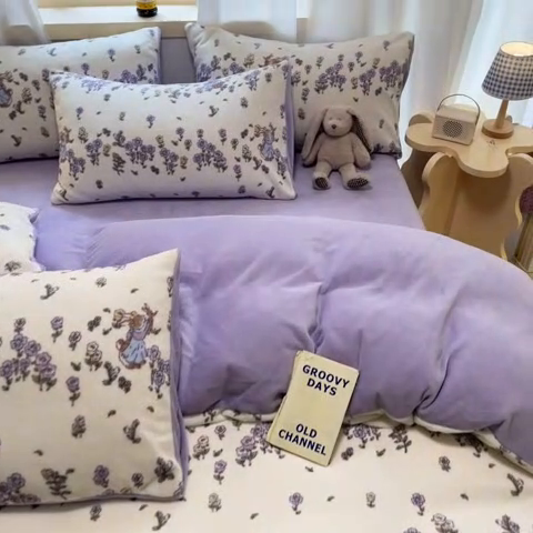 91家纺网 家纺一手货源 找家纺 摩妮卡 2026新款小清新牛奶绒印花四件套床单款床笠单被套场景2 爱丽丝