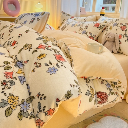 91家纺网 家纺一手货源 找家纺 （总）摩妮卡 2025新款小清新牛奶绒印花四件套床单款床笠单被套场景2