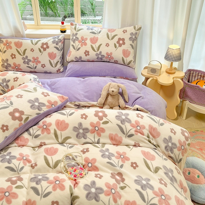 91家纺网 家纺一手货源 找家纺 摩妮卡 2025新款小清新牛奶绒印花四件套床单款床笠单被套场景2 花繁庭