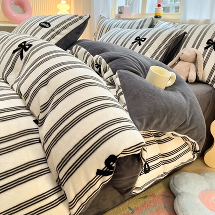 91家纺网 家纺一手货源 找家纺 （总）摩妮卡 2025新款小清新牛奶绒印花四件套床单款床笠单被套场景2