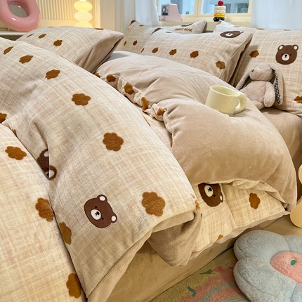 91家纺网 家纺一手货源 找家纺 （总）摩妮卡 2025新款小清新牛奶绒印花四件套床单款床笠单被套场景2