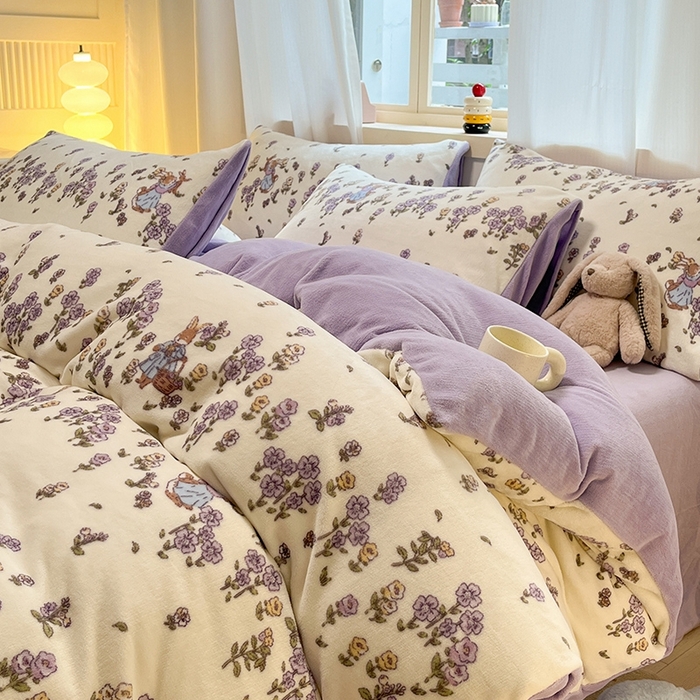 91家纺网 家纺一手货源 找家纺 摩妮卡 2026新款小清新牛奶绒印花四件套床单款床笠单被套场景2 爱丽丝