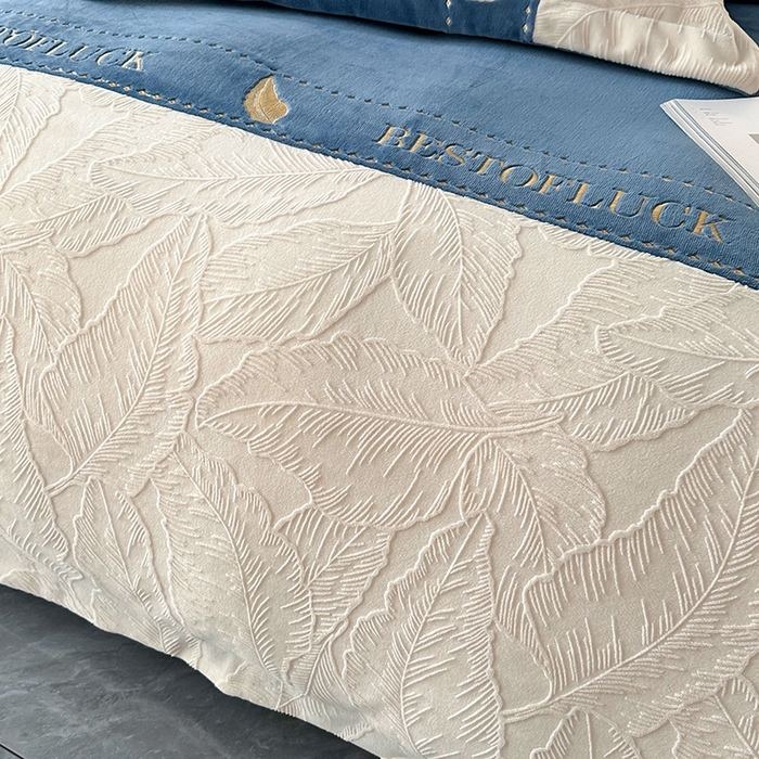 91家纺网 家纺一手货源 找家纺 莱凯家纺 2025新款牛奶绒雕花刺绣四件套-叶屿 叶屿-蓝