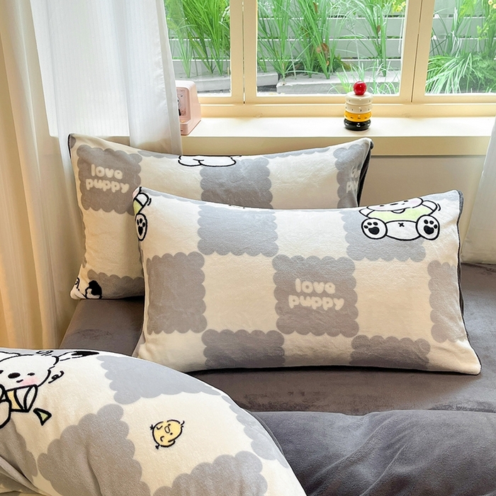 91家纺网 家纺一手货源 找家纺 摩妮卡 2025新款小清新牛奶绒印花四件套床单款床笠单被套场景2 格子狗