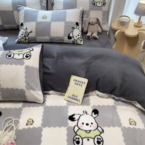91家纺网 家纺一手货源 找家纺 摩妮卡 2025新款小清新牛奶绒印花四件套床单款床笠单被套场景2 格子狗