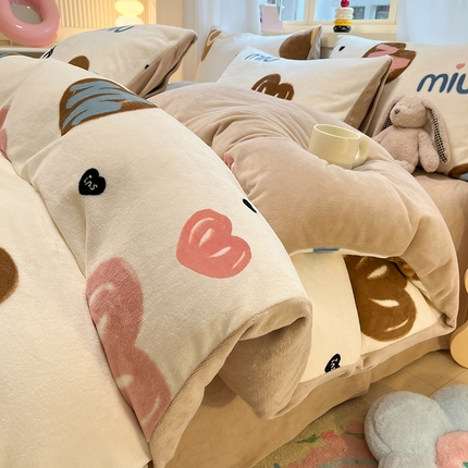 91家纺网 家纺一手货源 找家纺 （总）摩妮卡 2025新款小清新牛奶绒印花四件套床单款床笠单被套场景2