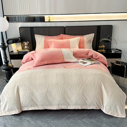 91家纺网 家纺一手货源 找家纺 莱凯家纺 2025新款牛奶绒雕花刺绣四件套-叶屿 叶屿-粉