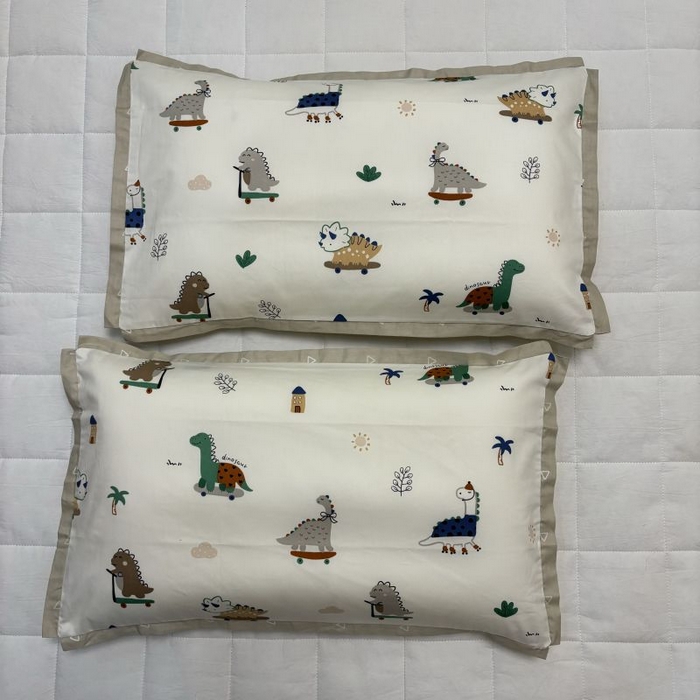 91家纺网 家纺一手货源 找家纺 良佐生活 2024新款A类133x72铂金全棉枕套枕头枕芯七彩童年系列 枕套+枕芯 恐龙印记