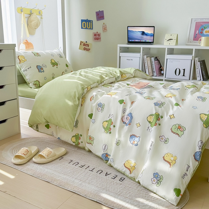 91家纺网 家纺一手货源 找家纺 2024新款水洗棉小清新印花学生三件套（床笠床套款） 恐龙乐园