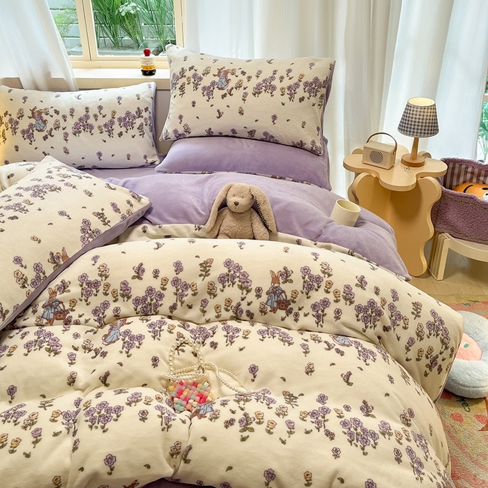 91家纺网 家纺一手货源 找家纺 摩妮卡 2026新款小清新牛奶绒印花四件套床单款床笠单被套场景2 爱丽丝