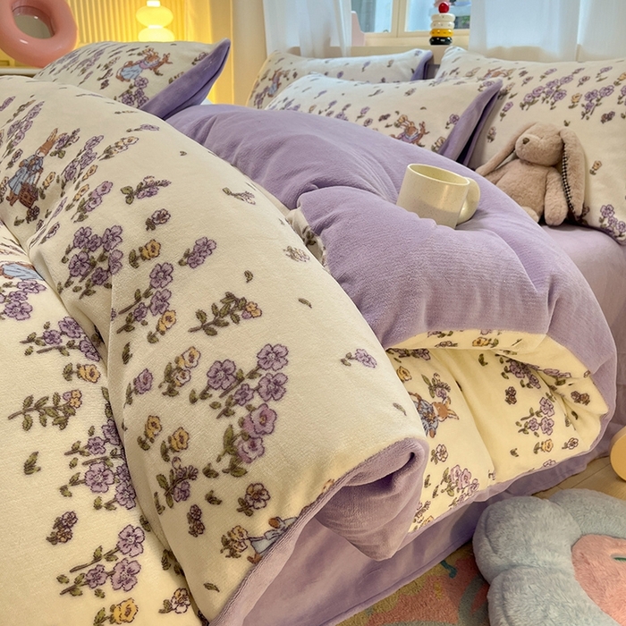 91家纺网 家纺一手货源 找家纺 摩妮卡 2026新款小清新牛奶绒印花四件套床单款床笠单被套场景2 爱丽丝