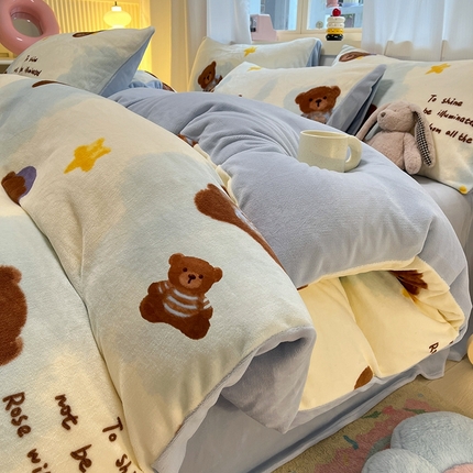 91家纺网 家纺一手货源 找家纺 （总）摩妮卡 2025新款小清新牛奶绒印花四件套床单款床笠单被套场景2