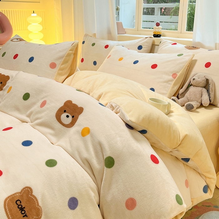 91家纺网 家纺一手货源 找家纺 摩妮卡 2025新款小清新牛奶绒印花四件套床单款床笠单被套场景2 波点熊