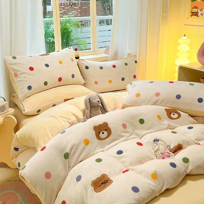 91家纺网 家纺一手货源 找家纺 摩妮卡 2025新款小清新牛奶绒印花四件套床单款床笠单被套场景2 波点熊