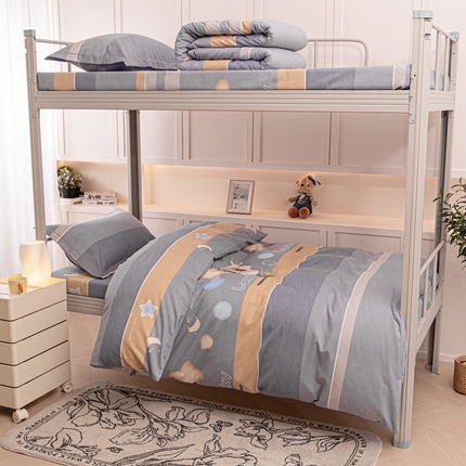 91家纺网 家纺一手货源 找家纺 喜四方 2024新款全棉磨毛印花学生三件套 星光依旧-灰