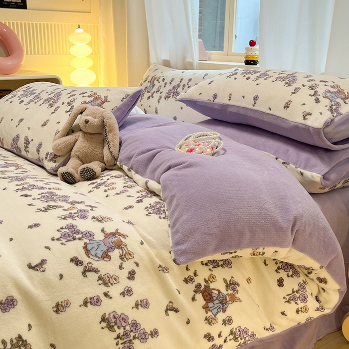 91家纺网 家纺一手货源 找家纺 摩妮卡 2026新款小清新牛奶绒印花四件套床单款床笠单被套场景2 爱丽丝