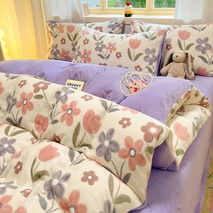 91家纺网 家纺一手货源 找家纺 摩妮卡 2025新款小清新牛奶绒印花四件套床单款床笠单被套场景2 花繁庭