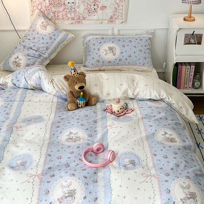 91家纺网 家纺一手货源 找家纺 2024新款13070跑量款全棉四件套--洛丽塔系列 甜美蓝色小兔