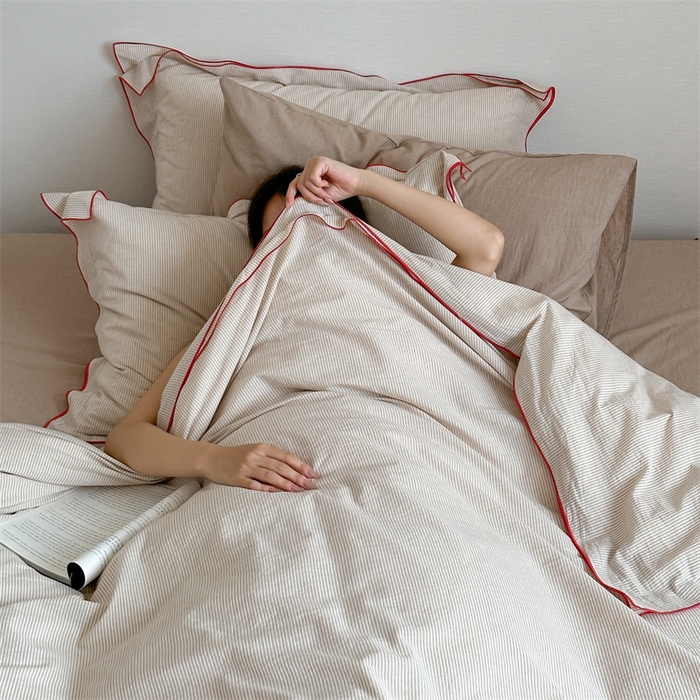 91家纺网 家纺一手货源 找家纺 梦享生活家居 2024新款密拷边水洗棉细条纹四件套 密拷边米细条