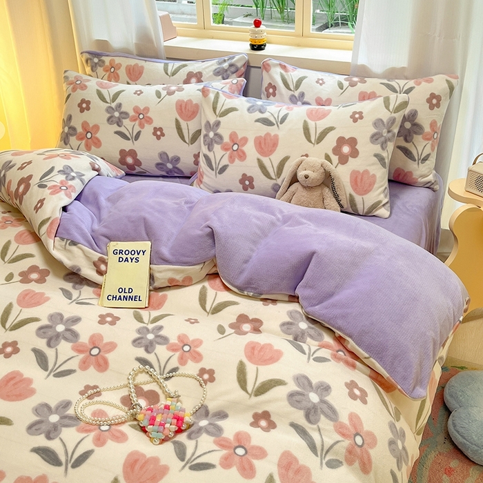 91家纺网 家纺一手货源 找家纺 摩妮卡 2025新款小清新牛奶绒印花四件套床单款床笠单被套场景2 花繁庭