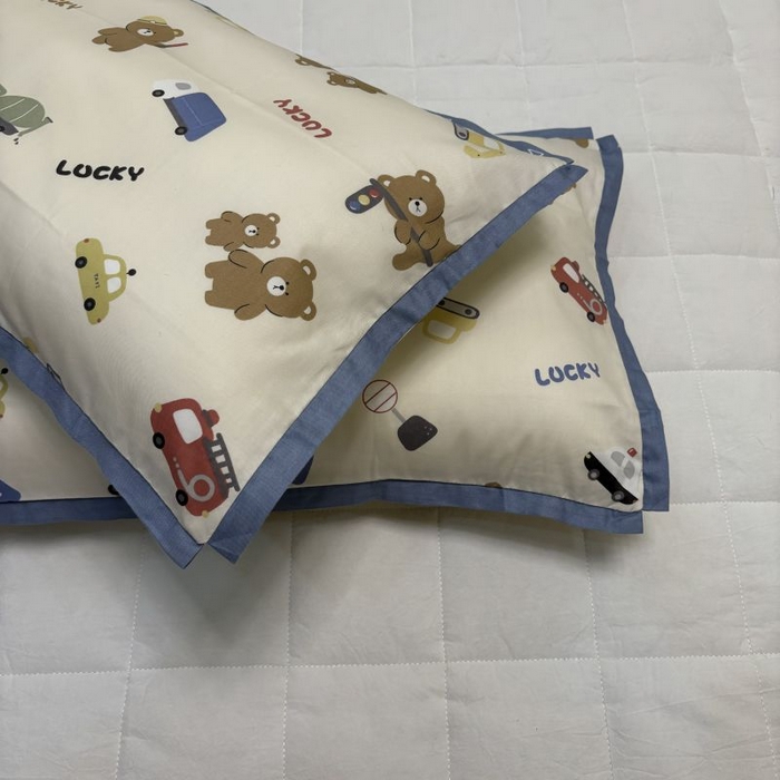 91家纺网 家纺一手货源 找家纺 良佐生活 2024新款A类133x72铂金全棉枕套枕头枕芯七彩童年系列 枕套+枕芯 熊熊旅行记