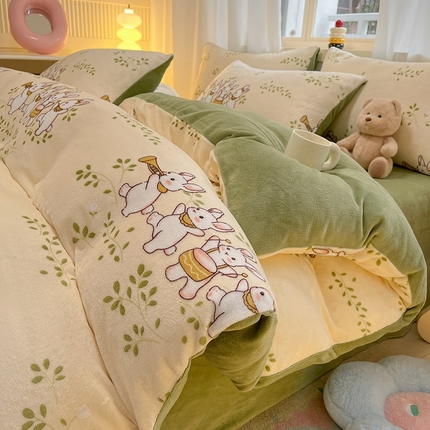 91家纺网 家纺一手货源 找家纺 （总）摩妮卡 2025新款小清新牛奶绒印花四件套床单款床笠单被套场景2