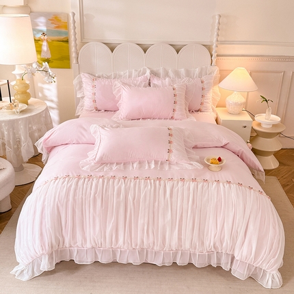 91家纺网 家纺一手货源 找家纺 逸尚阁 2024新款水洗磨毛蕾丝拼接四件套--维密天使系列 维密天使-浅粉