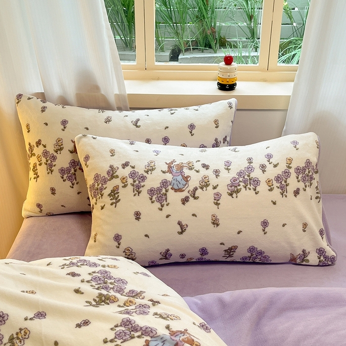 91家纺网 家纺一手货源 找家纺 摩妮卡 2026新款小清新牛奶绒印花四件套床单款床笠单被套场景2 爱丽丝