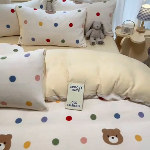 91家纺网 家纺一手货源 找家纺 摩妮卡 2025新款小清新牛奶绒印花四件套床单款床笠单被套场景2 波点熊