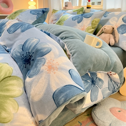 91家纺网 家纺一手货源 找家纺 （总）摩妮卡 2025新款小清新牛奶绒印花四件套床单款床笠单被套场景2