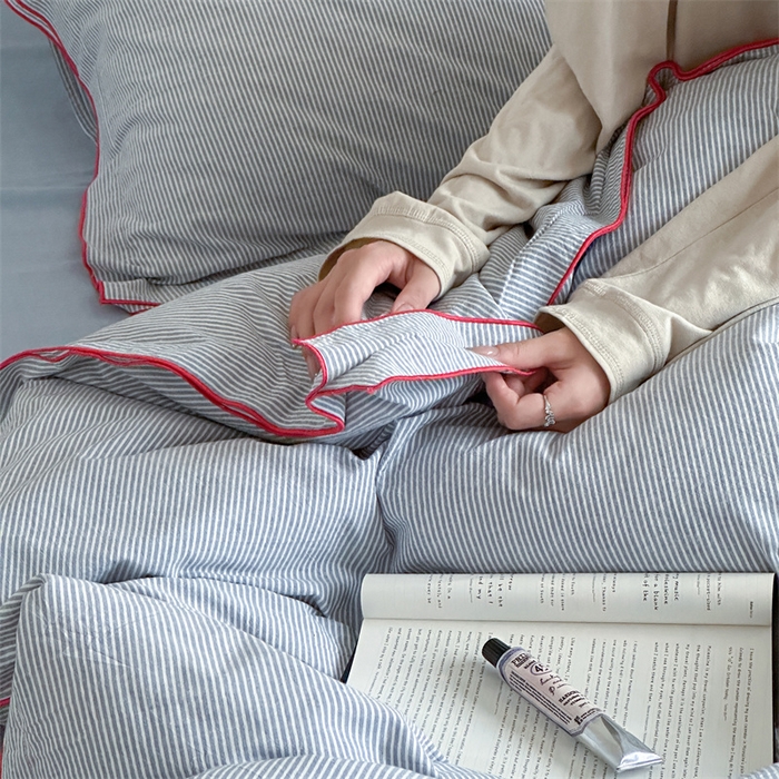 91家纺网 家纺一手货源 找家纺 梦享生活家居 2024新款密拷边水洗棉细条纹四件套 密拷边蓝细条