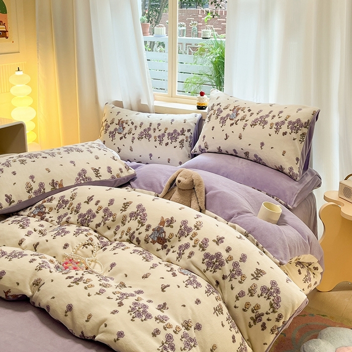 91家纺网 家纺一手货源 找家纺 摩妮卡 2026新款小清新牛奶绒印花四件套床单款床笠单被套场景2 爱丽丝