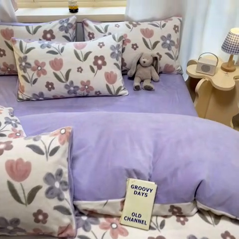 91家纺网 家纺一手货源 找家纺 摩妮卡 2025新款小清新牛奶绒印花四件套床单款床笠单被套场景2 花繁庭